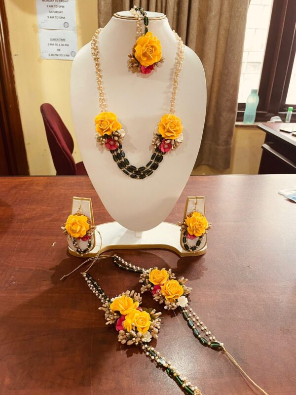 Light Floral Jewellery - Image 3