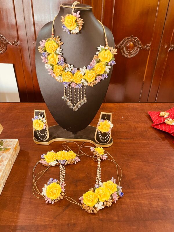Heavy Floral Jewellery - Image 15