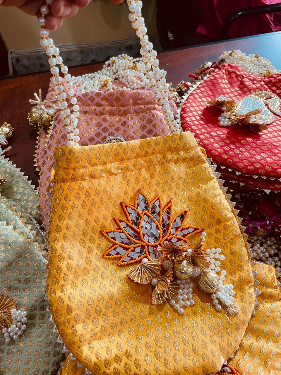 Brocade Potlis