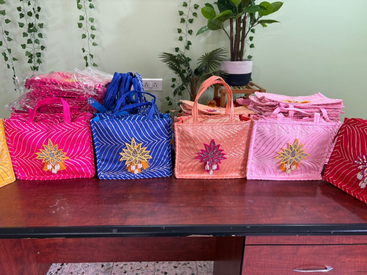 Gota Zip Hamper Bag with Mirror Lotus