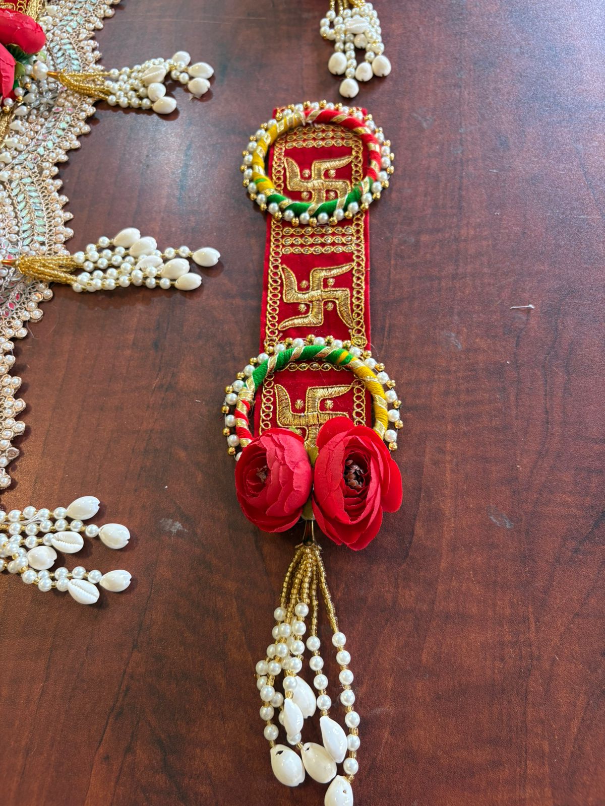 Sathiya style red traditional bandanwar with hangings - Image 4