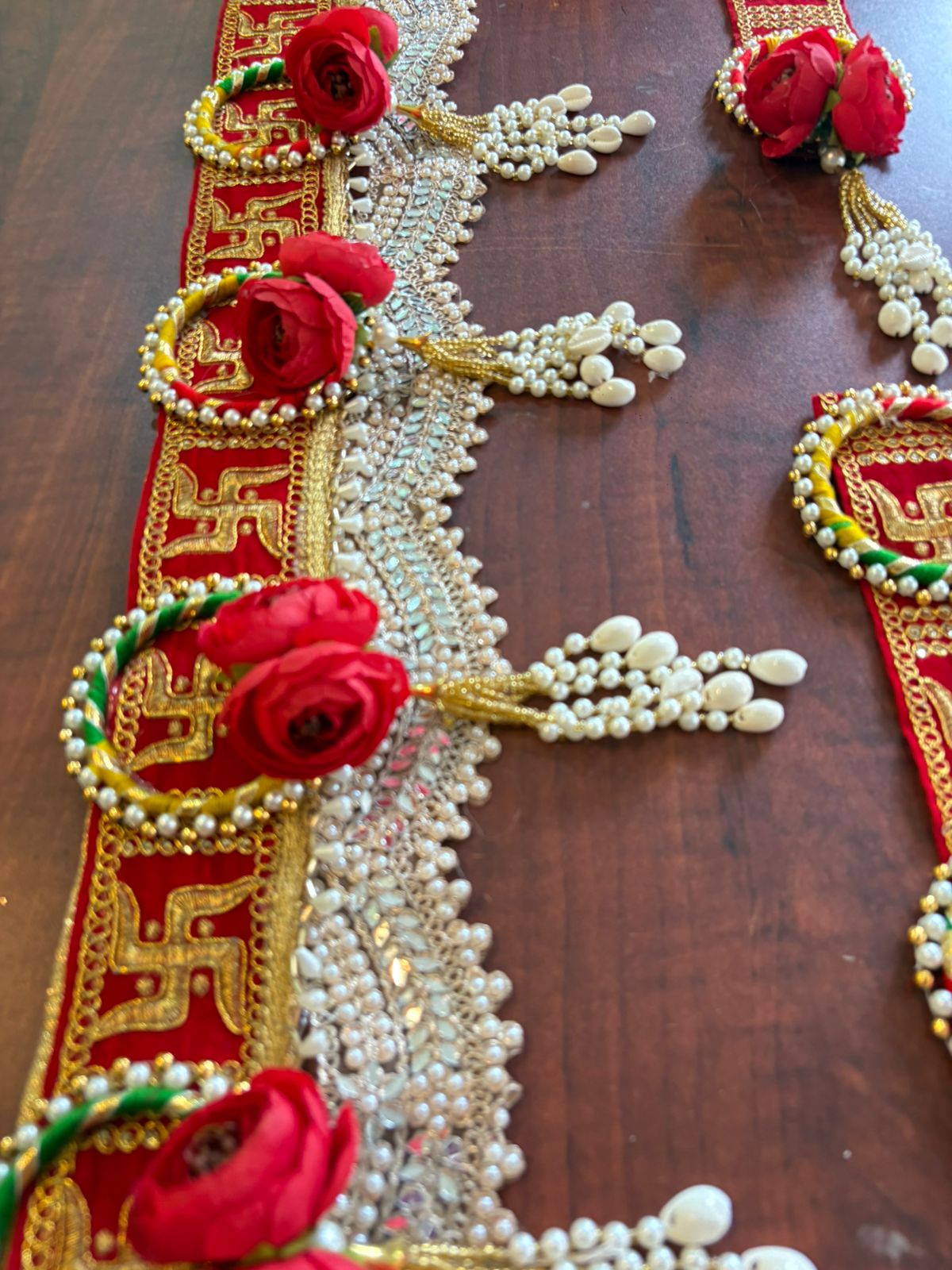 Sathiya style red traditional bandanwar with hangings - Image 3